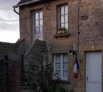 Saint-Laurent-sur-Mer Bed & Breakfast | Chambre insolite années 40 à Omaha Beach pour la nuit du Jour J la plus longue