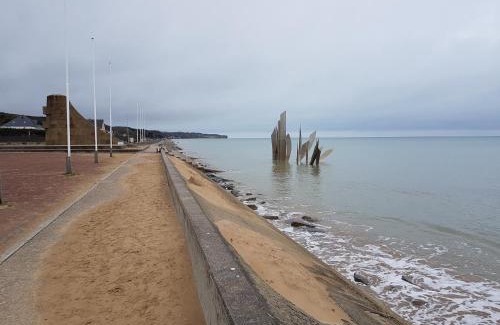 Saint-Laurent-sur-Mer Bed & Breakfast | Chambre insolite années 40 à Omaha Beach pour la nuit du Jour J la plus longue