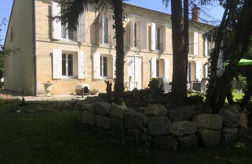 Saint-Vivien-de-Blaye Bed & Breakfast | Chambre La Garenne