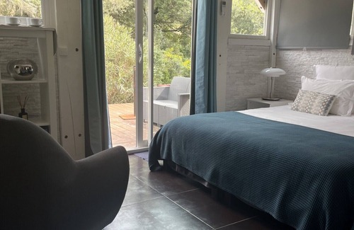 Puechabon Bed & Breakfast | Chambre "La Liquière" en Chambres D'hôtes, Piscine, Proche St Guilhem le Désert