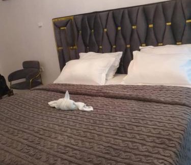Akwa II Apartment | chambre meublée Douala Cameroun, bonapriso, eau chaude, wifi haut débit, clim, gardien