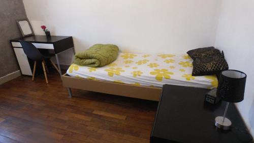 Saint-Cyr-l'Ecole House | Chambre meublée à St Cyr l École proche Versailles ReR C et toute commodité
