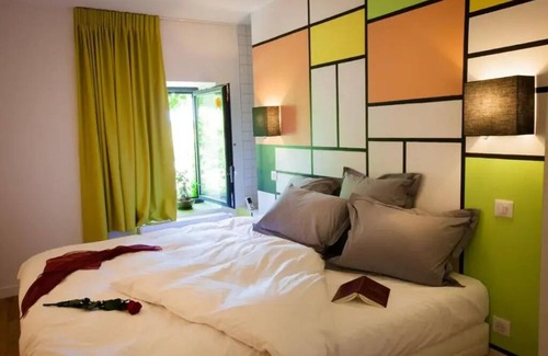 Bonnefamille Bed & Breakfast | Chambre Mondrian L'Alouette, 20 minutes from the airport.