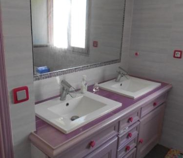 Roquefort-les-Pins Bed & Breakfast | CHAMBRE PARENTALE 1