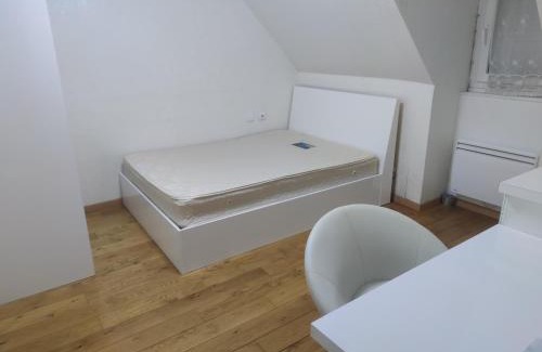 Bobigny House | Chambre privée à Bobigny -Salle de bain et toilettes communes, pas de cuisine, check-in après 19h