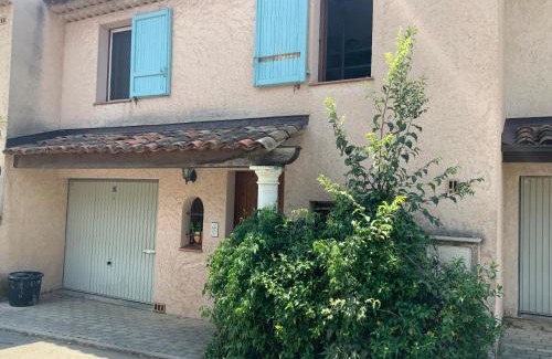 Le Cannet House | Chambre privée avec salle d’eau et terrasse au calme