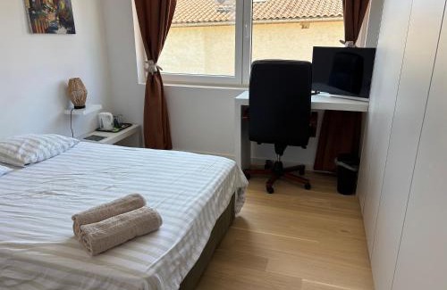 Genay House | Chambre privée climatisé avec salle de bain partagée - Le Sable