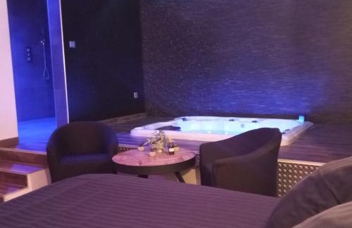 Ferriere-la-Grande Apartment | chambre romantique avec spa privatif