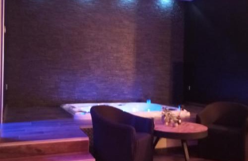 Ferriere-la-Grande Apartment | chambre romantique avec spa privatif