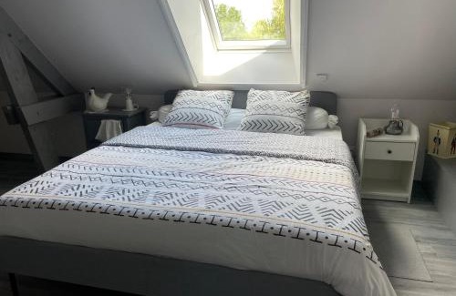 Montreuil-le-Henri Bed & Breakfast | Chambre spacieuse avec piscine et parking privé - FR-1-410-464