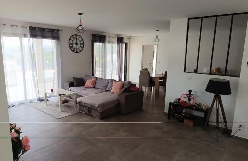 Clonas-sur-Vareze House | Chambre spacieuse #1