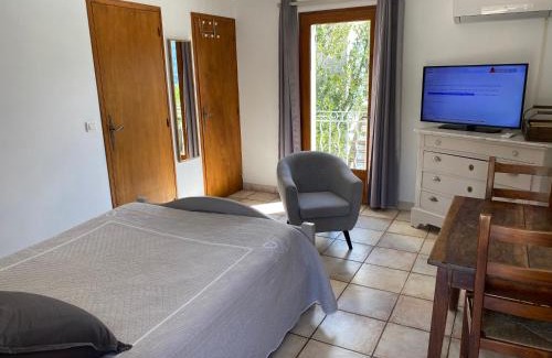 Plaisians Hotel | Chambre une fenêtre sur le Ventoux la Clue