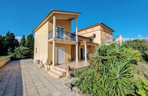 Millas House | Chambre vue jardin rez-de-chaussée