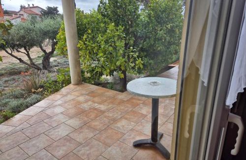 Millas House | Chambre vue jardin rez-de-chaussée