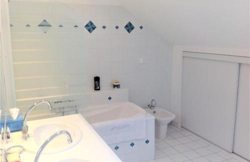 Waldeck-Sully Bed & Breakfast | Chambres Saint Donatien