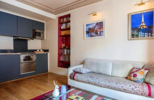 Ternes Apartment | Champs Elysées - Arc de Triomphe. Elegant, quiet, air-conditioned apartment