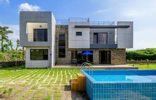 Hallim Apartment | Chandelier Pension
