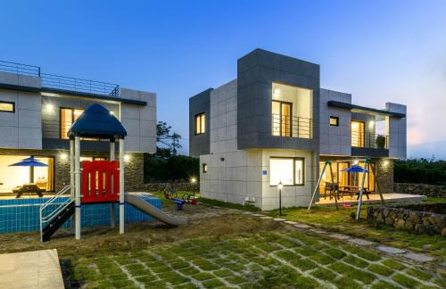 Hallim Apartment | Chandelier Pension