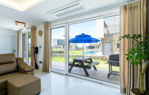 Hallim Apartment | Chandelier Pension