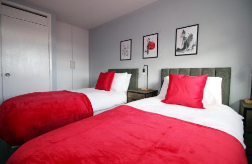 Swindon House | CHANDOS - Spacious Home, High Speed Wi-Fi, Free Parking, Garden