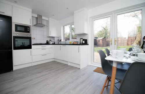 Swindon House | CHANDOS - Spacious Home, High Speed Wi-Fi, Free Parking, Garden