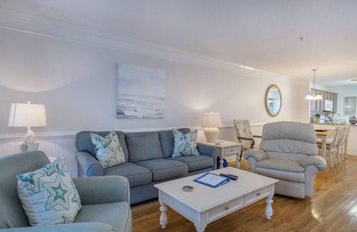 Hilton Head Island Condo | Changes in Latitude/Walk to Beach & Coligny Plaza!/Pet friendly