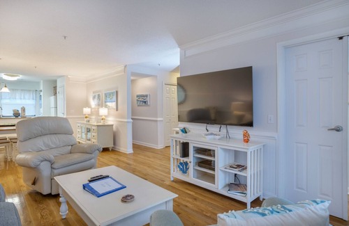 Hilton Head Island Condo | Changes in Latitude/Walk to Beach & Coligny Plaza!/Pet friendly