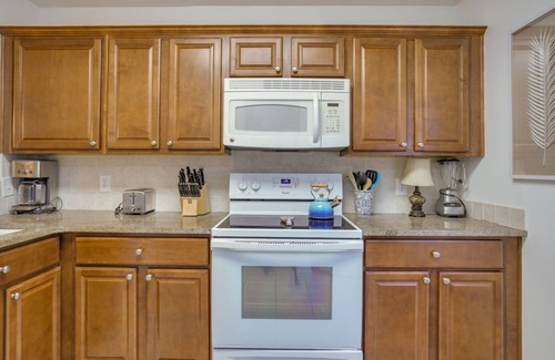 Hilton Head Island Condo | Changes in Latitude/Walk to Beach & Coligny Plaza!/Pet friendly