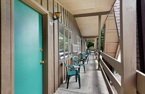 Eagle River Apartment | Chanticleer Inn 43