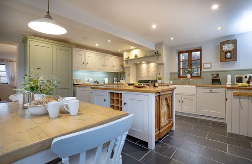 Chard Cottage | Chantry Cottage - sleeps 6 guests in 3 bedrooms
