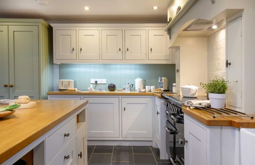 Chard Cottage | Chantry Cottage - sleeps 6 guests in 3 bedrooms