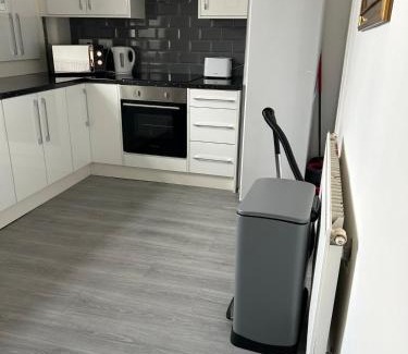 Nelson Apartment | Chapel house-M65- Hospital- parking-shops-food