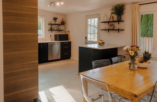 Britannia Beach House | Character 3-bdr Newly Reno'd Modern OceanSky Lodge