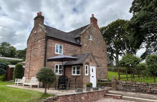 Cauldon Low House | Character 3 Bed Peak District Farmhouse Near Alton Towers, Polar Bears, Chatsworth House