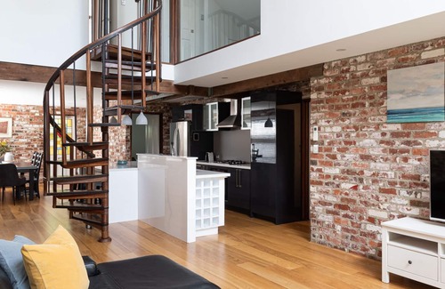 South Fremantle House | Character Loft House- walk to the beach and cafes