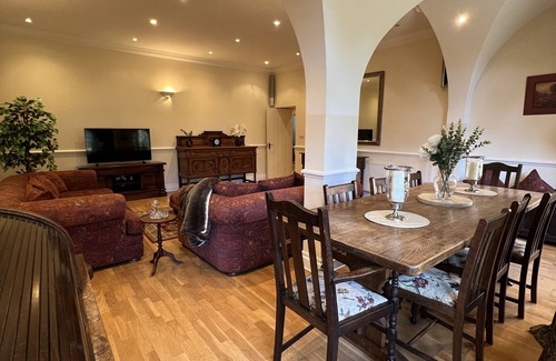 Windsor Apartment | Character Victorian apartment close to Windsor town with secure parking