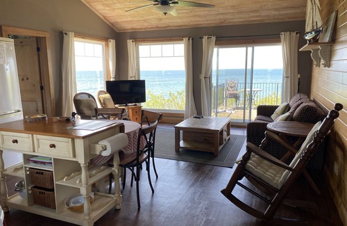 Louth Cottage | Chardonnay Cottage on the lake