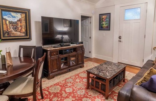 New Braunfels Villa | Chardonnay Villa at Zink Haus*1 Block from Comal River*Walk to Downtown NBTX