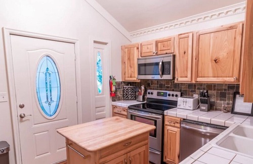 New Braunfels Villa | Chardonnay Villa at Zink Haus*1 Block from Comal River*Walk to Downtown NBTX