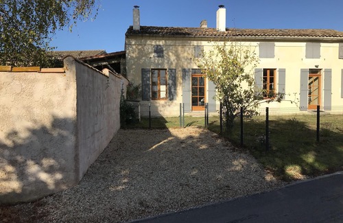 Lorignac House | Charentaise type private house and swimming pool heated to 27°.