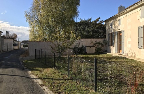 Lorignac House | Charentaise type private house and swimming pool heated to 27°.