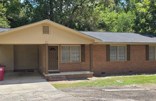 Tifton House | Charge the car! π,WiFi πΆ, and close to Tift Regional Medical center. Midterm