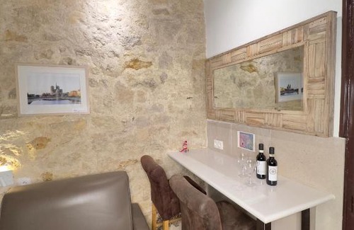 Arsenal Apartment | Charles V Flat Ground Floor
