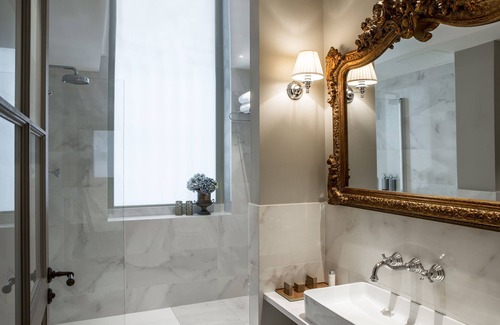 Arsenal Hotel | Charles V