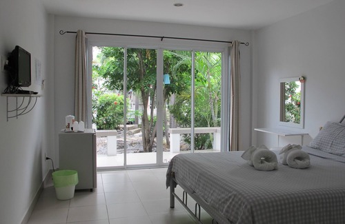 Ko Sichang Hotel | Charlie's Bungalow