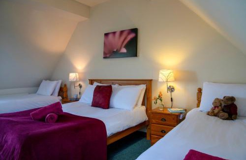Denstone House | Charlie's Cottage with Alpacas and 7mins drive to Alton Towers