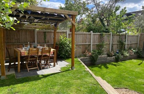 Poole House | Charlotte Cottage - Minutes from Poole Park, with Feature Log Burner