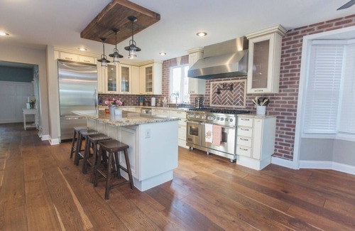 Lake Geneva House | Charm& Chic in DT Lake Geneva Flexible Home Rental