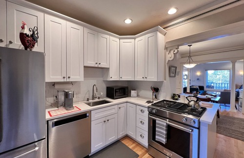 North Queen Anne House | Charm of Queen Anne w king & queen beds/front porch/patio/pvt parking
