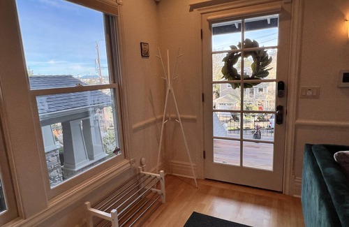North Queen Anne House | Charm of Queen Anne w king & queen beds/front porch/patio/pvt parking